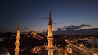 İstanbul semalarında ay yıldız göz kamaştırdı