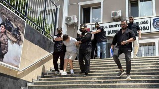 İstanbulda haraç istedikleri iş yerlerini kurşunlayan ve tehditte bulunan 5 şüpheli adliyeye sevk edildi