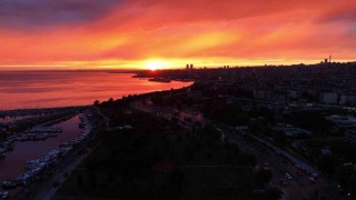 İstanbulda yağmur sonrası gün batımı mest etti