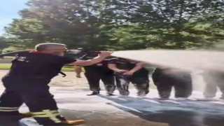 İtfaiyecilik bölümünde mezun olan öğrencilere tazyikli suyla veda