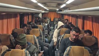 İzmirde 36 düzensiz göçmen ve 1 göçmen kaçakçısı yakalandı