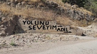 İzmirde bozuk yol isyan ettirdi, vatandaş çileyi duvarlara yazdı