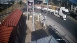 İzmirde feci kaza: Tıra adeta ok gibi saplandı