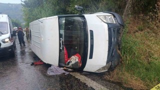 İzmirde işçi servisi devrildi: 1 ölü, 2si ağır 10 yaralı