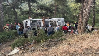 İzmirde işçi servisi şarampole devrildi: 22 yaralı