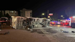 İzmirde servis otobüsü ile otomobil çarpıştı: 4 yaralı