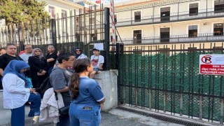 İzmirde YKS heyecanı: Dış kapı demirlerinden atlayıp sınava girmeye çalıştılar