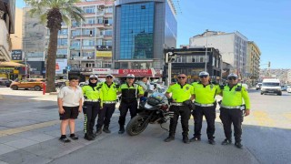 İzmir’in Efsane Trafik Polisi Emekli Oldu: Son Anonsunda Elleri Titredi