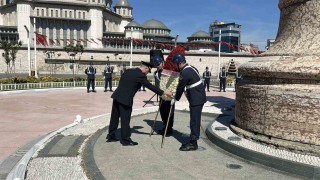 Jandarma Genel Komutanlığının 187nci kuruluş yıl dönümünde Taksim Cumhuriyet Anıtına çelenk bırakıldı