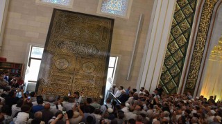 Kabenin kapı örtüsü Millet Cami ve Külliyesinde sergileniyor