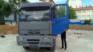 Kadıköyde boş arsaya kaçak toprak döken plakasız kamyona 287 bin lira ceza