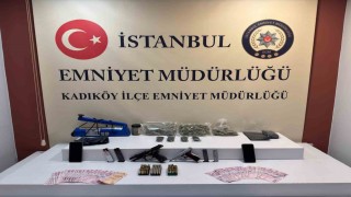 Kadıköyde dur ihtarına uymayan şüphelilerden çok miktarda uyuşturucu madde ve ruhsatsız silah çıktı