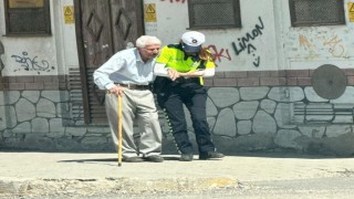 Kadın trafik polisi yaşlı vatandaşın yardımına koştu