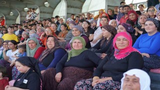 Kadınların ilgi gösterdiği futbol turnuvası başladı: Tepeler seyirciyle doldu