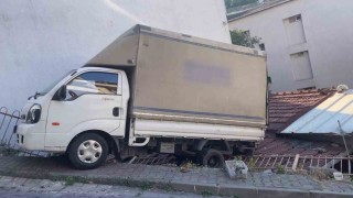 Kağıthanede geri kayan kamyonet evin çatısına düştü