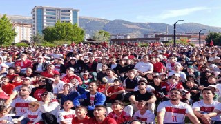 Kahramanmaraşlılar milli maç heyecanını dev ekranda yaşadı