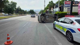 Kaldırıma çarpan araç takla attı: 2 yaralı