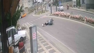 Kaldırıma çarpan motosiklet ve sürücünün yola savrulduğu anlar kameraya yansıdı: 1 yaralı