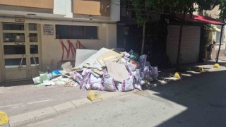 Kaldırıma sorumsuzca bırakılan inşaat artıkları
