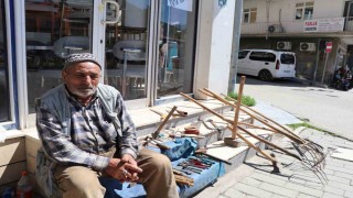 Kaldırımda satışa çıkardığı tarım aletlerini hayırsever iş insanı satın aldı