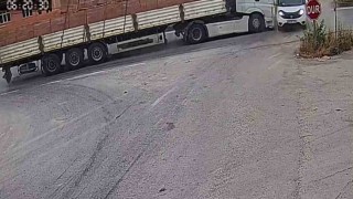Kameralara yansıyan kaza ucuz atlatıldı: Tır, yola kayan kamyonete çarptı
