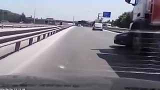 Kamyon otomobili önüne alıp metrelerce sürükledi: O anlar araç kamerasına yansıdı