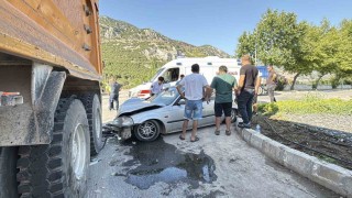Kamyona arkadan çarpan genç sürücü yaralandı