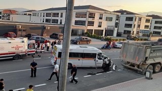 Kamyona arkadan çarpan servisin sürücüsü ağır yaralandı