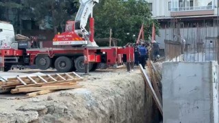 Kamyondan dökülen hafriyatın altında kalan 2 işçi yaralandı