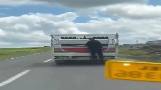 Kamyonete tutunarak kilometrelerce yol aldı