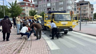 Kamyonetin altında kalan elektrikli bisiklette can pazarı: 3ü çocuk 4 yaralı