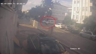 Kamyonetle çarpışan motosikletin sürücüsü kazayı kask sayesinde kazayı hafif sıyrıklarla atlattı