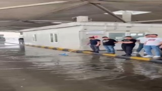 Kapıkulede yollar göle döndü, tarlalar zarar gördü