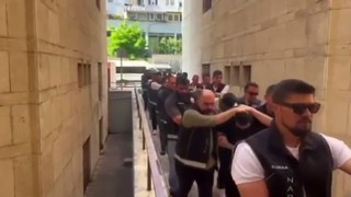 Kapıları koçbaşlarıyla kırdılar, çatı katında uyuşturucu yakaladılar: 79 tutuklama