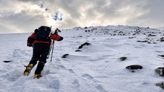Kar ve tipiye rağmen Ağrı Dağına tırmanan dağcılar, tırmanışı kayıp dağcıya adadı