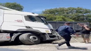 Karacabeyde ön lastiği patlayan tır refüje girdi