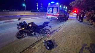Karamanda kaldırımı aşarak karşı şeride geçen motosikletin sürücüsü ölümden döndü