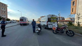 Karamanda minibüse çarpan motosikletin sürücüsü yaralandı