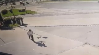 Kargadan kaçarken taklalar attı, o anlar kamerada