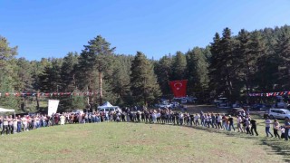 Karnavas Dut Pekmezi Festivalinde çocuklar parmakla pekmez yemek için yarıştı
