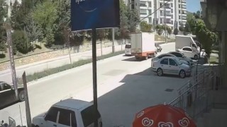 Karşı şeride geçen otomobil, kamyonetle çarpıştı: O anlar kameraya yansıdı