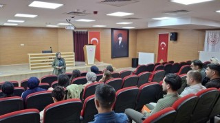 Karsta Aile ve Sosyal Hizmetler personeline teknoloji bağımlılığı eğitimi