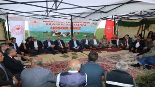 Karsta bin 200 dekarlık meraya 12 ton gübre, 41 üreticiye 6 bin 150 kilogram korunga tohumu desteği