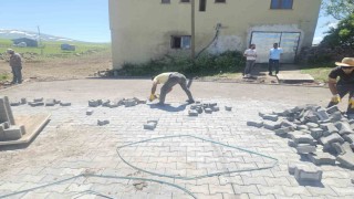 Karsta köylerde kilit parke taşı yol çalışmaları başladı