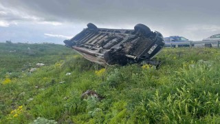 Karsta ticari araç şarampole devrildi: 1 yaralı