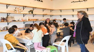 Kasabada kurduğu atölyede çocukların özgüvenini sanatla büyütüyor