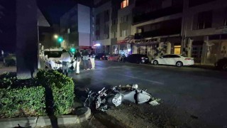 Kasisten çapraz geçmek isteyen otomobile motosiklet çarptı: 2 yaralı