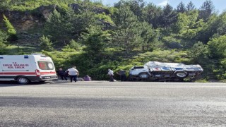 Kastamonuda kamyon şarampole devrildi: 2 yaralı