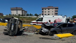 Kavşakta iki otomobil çarpıştı: 3 yaralı