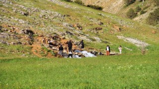 Kayaların arasından fışkıran su görenleri hayran bırakıyor